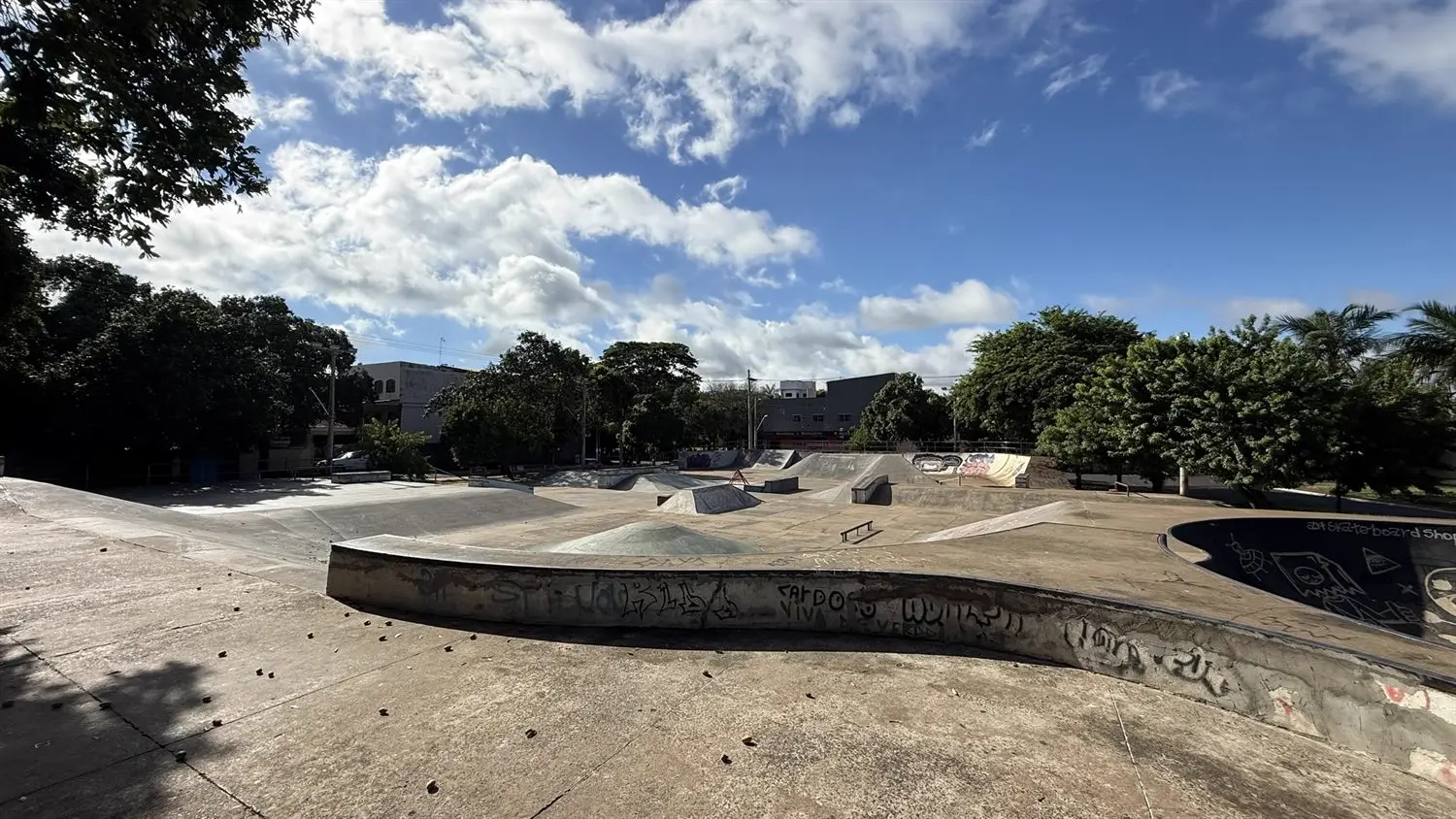 Antes: bowl com pichação e concreto desgastado